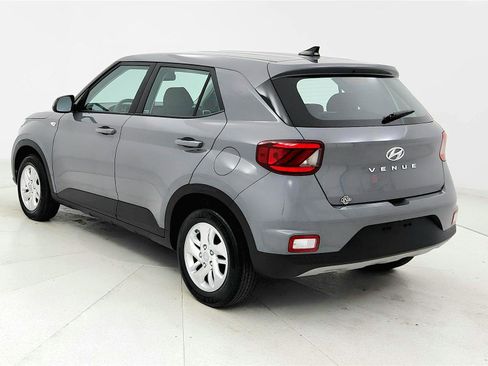 Used 2021 Hyundai Venue SE FWD image 3