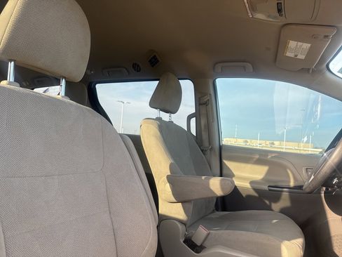Used 2020 Toyota Sienna L image 22