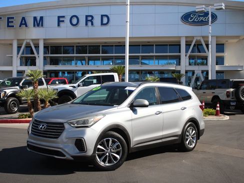 Used 2018 Hyundai Santa Fe SE FWD image 2