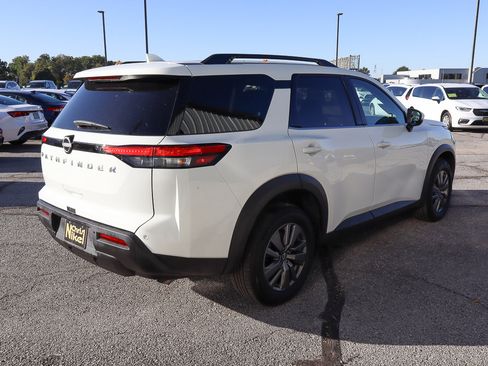 Used 2025 Nissan Pathfinder SV image 4