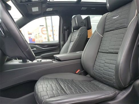 Certified 2024 Cadillac Escalade ESV V w/ LPO, ONYX Package image 27