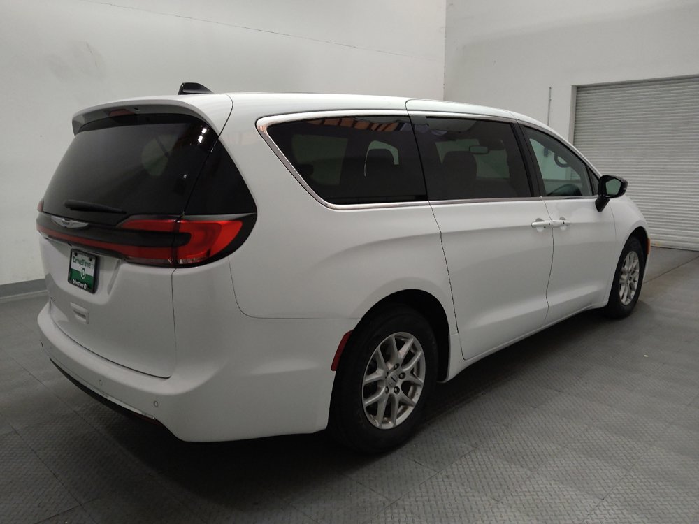 Used 2025 Chrysler Pacifica Select FWD image 9