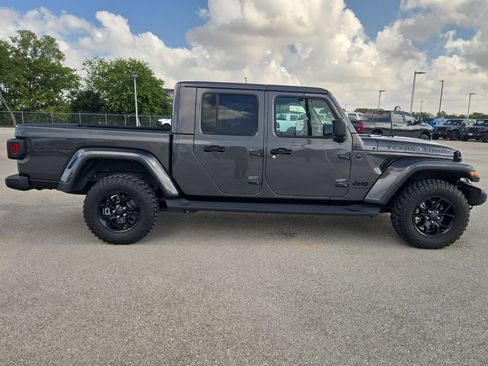 Used 2025 Jeep Gladiator Sport AWD/4WD image 2