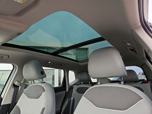 Certified 2023 Volkswagen Taos SE image 11