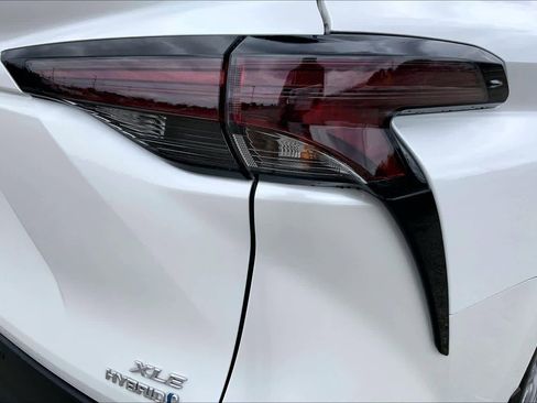 Certified 2024 Toyota Sienna XLE FWD image 30