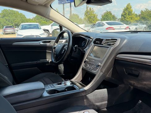Used 2019 Ford Fusion SE FWD image 21