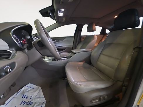 Used 2019 Chevrolet Malibu Hybrid w/ Leather Package image 9