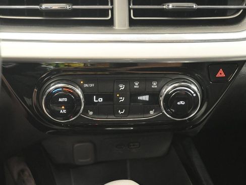 Used 2025 Chevrolet Trax LT w/ LT Convenience Package FWD image 16