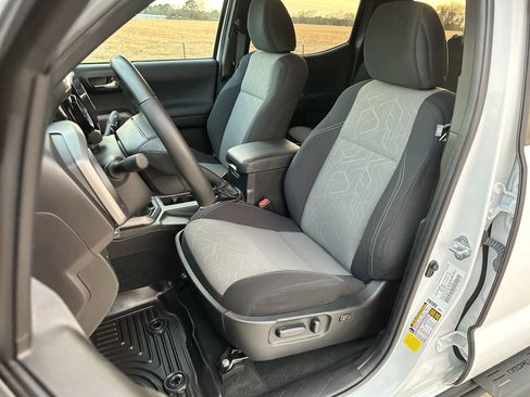 Used 2022 Toyota Tacoma TRD Sport image 11