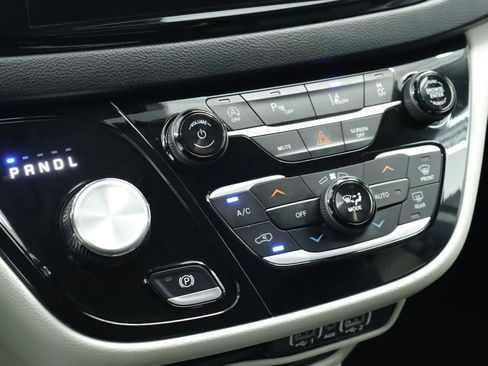 Certified 2023 Chrysler Pacifica Touring-L FWD image 32