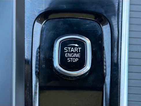 Used 2022 Volvo XC60 B5 Momentum image 35