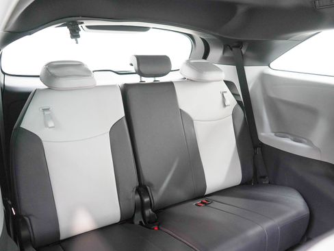 Used 2024 Toyota Sienna XSE FWD image 13
