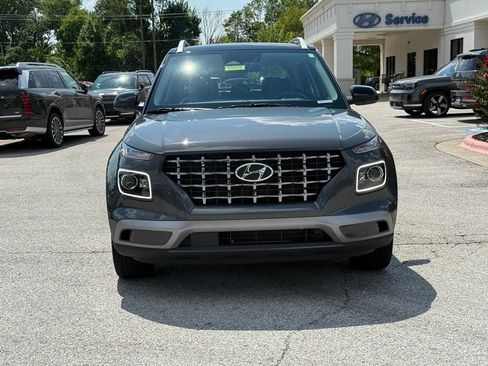 Used 2024 Hyundai Venue Limited FWD image 2