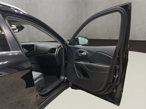 Used 2020 Jeep Cherokee Limited image 17