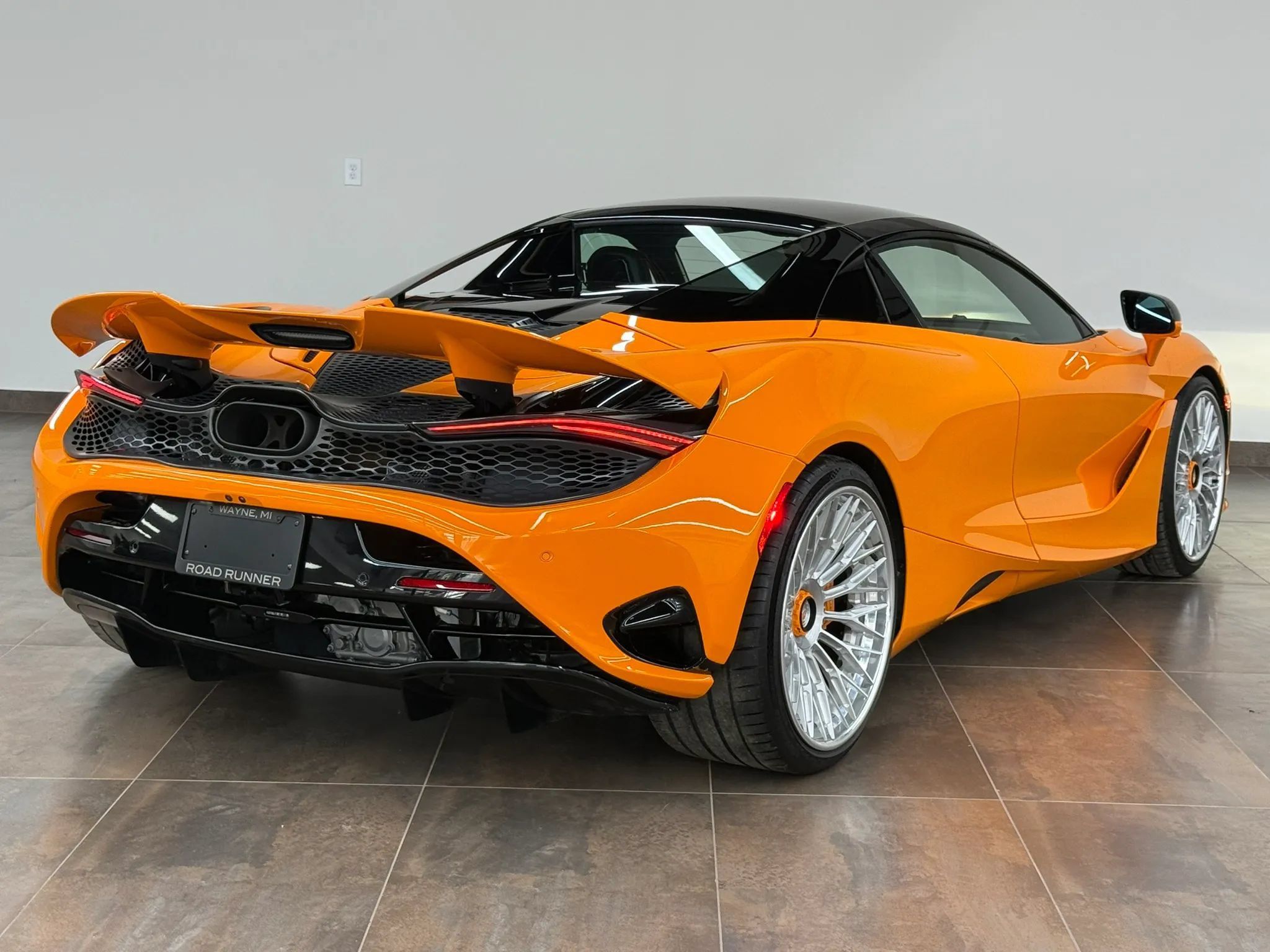 Used 2025 McLaren 750S Spider RWD image 17