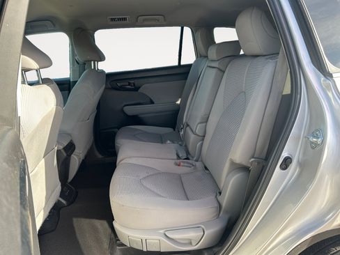 Used 2022 Toyota Highlander L image 16