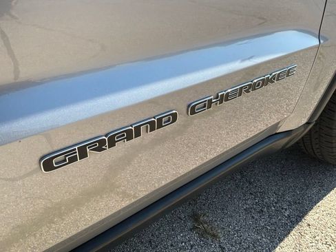 Used 2017 Jeep Grand Cherokee Laredo AWD/4WD image 16