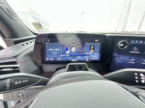 Used 2025 Chevrolet Traverse RS image 12