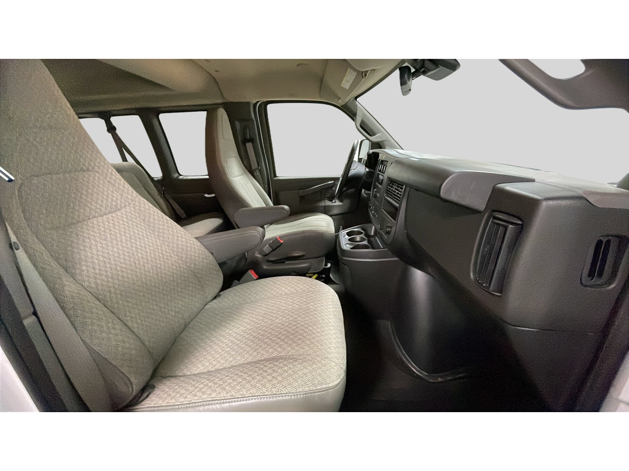 Used 2025 Chevrolet Express 3500 LT w/ LT Preferred Equipment Group RWD image 16