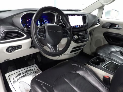 Used 2022 Chrysler Pacifica Touring-L w/ Uconnect Theater Family Group image 16