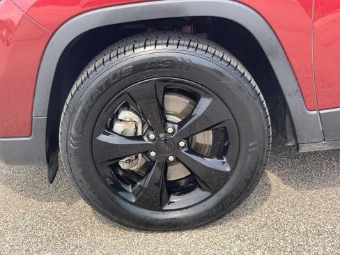 Used 2019 Jeep Cherokee Latitude Plus AWD/4WD image 30