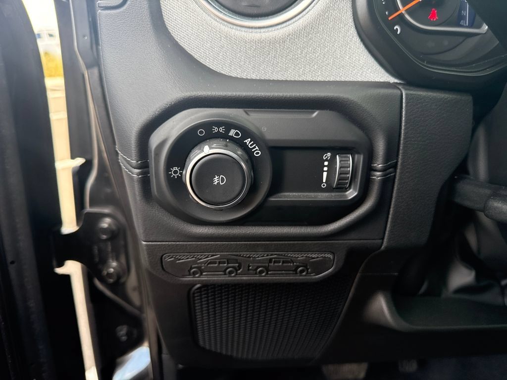 Used 2024 Jeep Wrangler Unlimited Sahara AWD/4WD image 14
