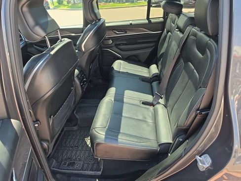 Used 2022 Jeep Grand Cherokee Overland w/ Luxury Tech Group IV AWD/4WD image 22