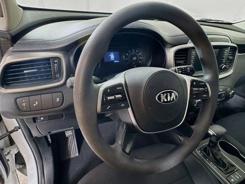Used 2019 Kia Sorento LX image 11