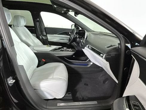 Used 2024 Cadillac Lyriq Sport RWD image 32
