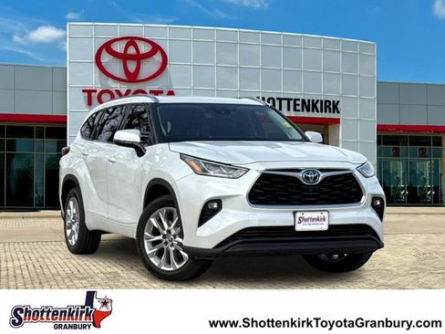 Used 2022 Toyota Highlander Limited FWD image 1