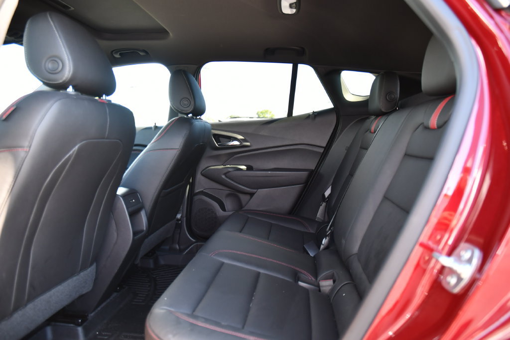 Used 2025 Chevrolet Trax RS w/ Sunroof Package FWD image 18