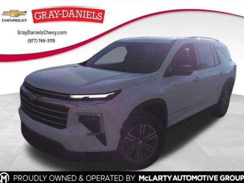Used 2025 Chevrolet Traverse LT image 1