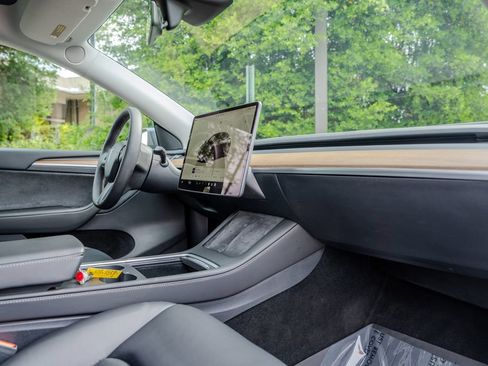 Used 2023 Tesla Model Y Long Range AWD/4WD image 22
