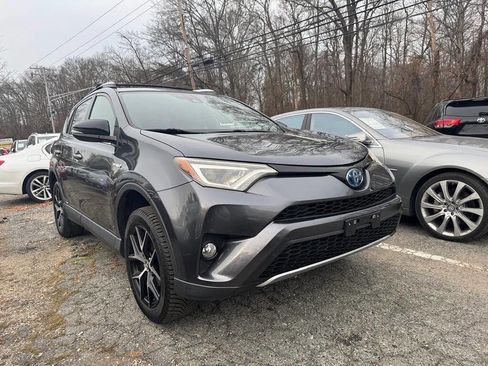 Used 2018 Toyota RAV4 SE image 2