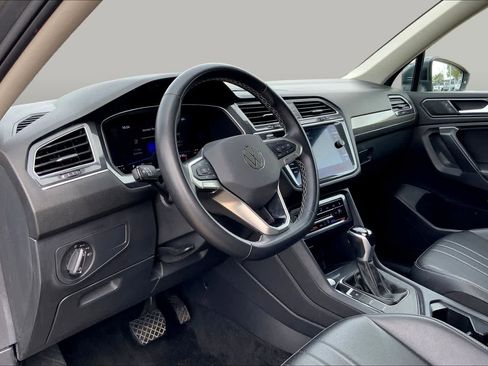 Used 2024 Volkswagen Tiguan SE FWD image 17