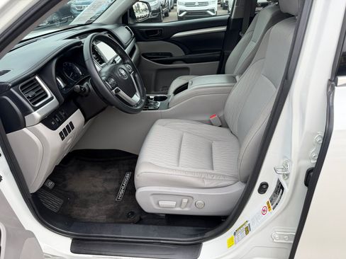 Used 2017 Toyota Highlander Plus w/ Carpet Mat Package FWD image 21
