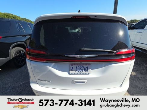 Used 2023 Chrysler Pacifica Touring-L FWD image 5
