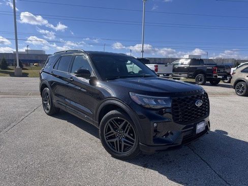 Used 2025 Ford Explorer ST-Line w/ ST-Line Street Pack image 1