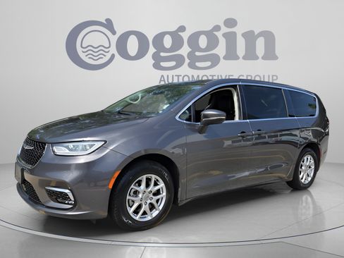 Used 2023 Chrysler Pacifica Touring-L FWD image 1