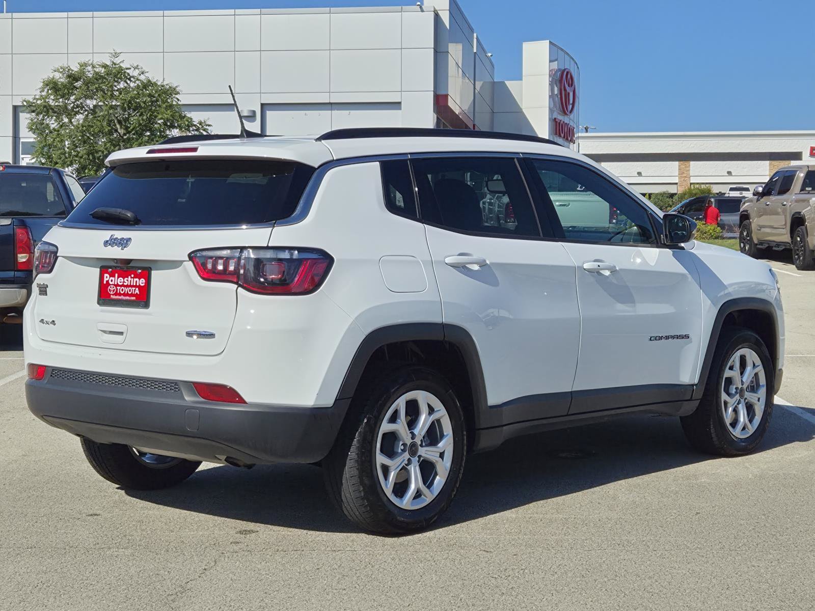 Used 2025 Jeep Compass Latitude AWD/4WD image 4