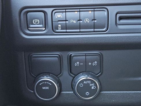 Used 2023 Chevrolet Suburban Premier image 18