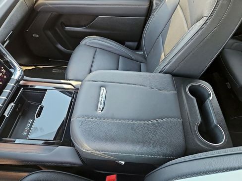 Used 2025 GMC Yukon XL Denali AWD/4WD image 22
