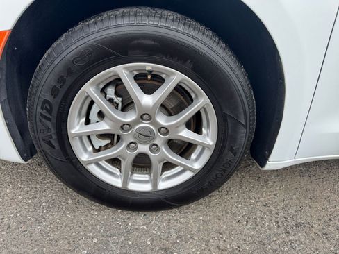 Used 2025 Chrysler Pacifica Select image 32