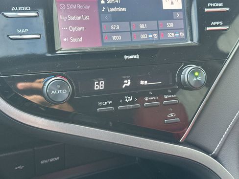 Used 2020 Toyota Camry SE image 18