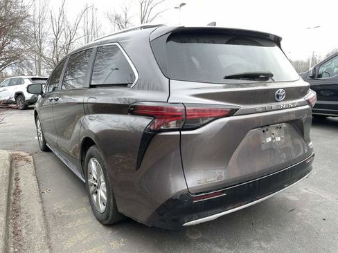 Used 2022 Toyota Sienna Limited image 2