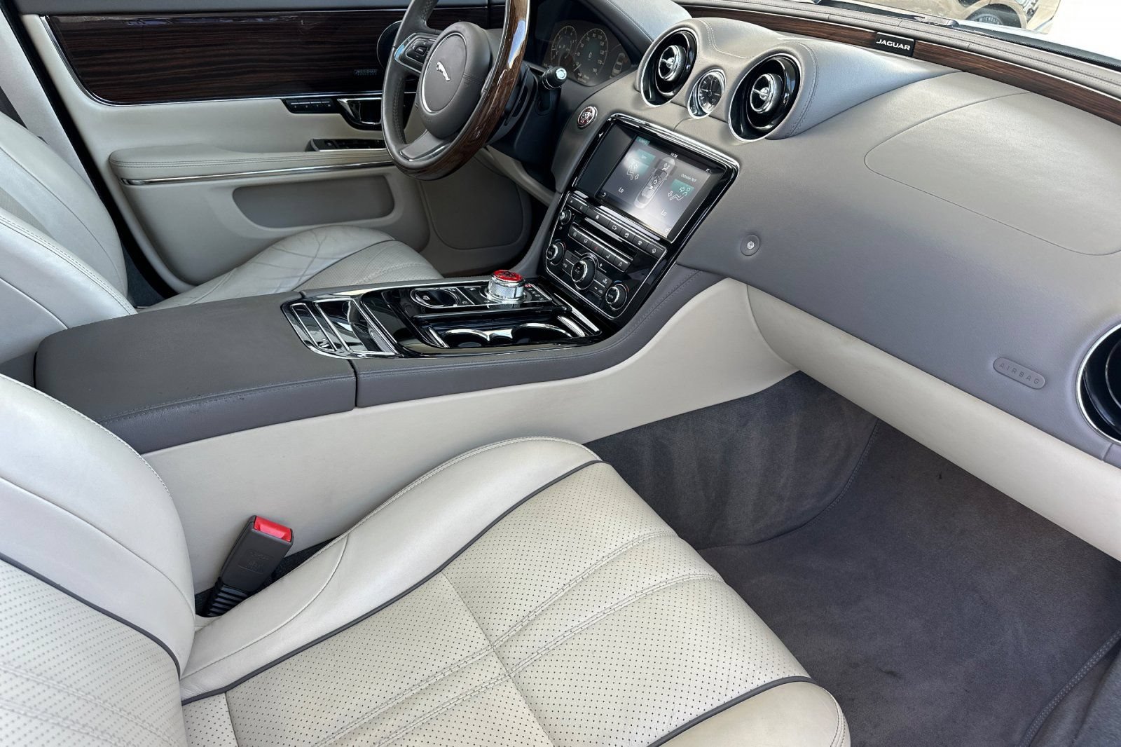 Used 2016 Jaguar XJ R-Sport RWD image 18