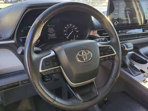 Used 2023 Toyota Sienna XLE image 17