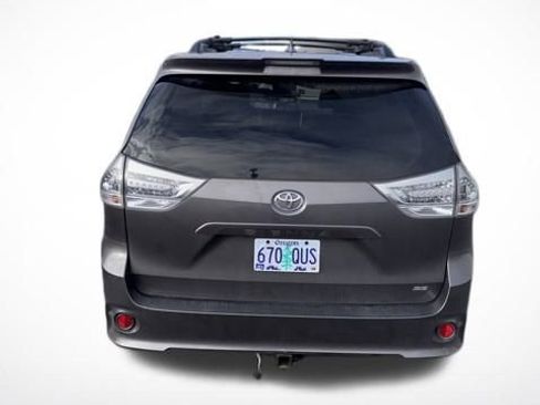 Used 2018 Toyota Sienna SE w/ SE Preferred Package image 3