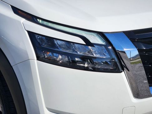 Used 2025 Nissan Pathfinder SV image 9
