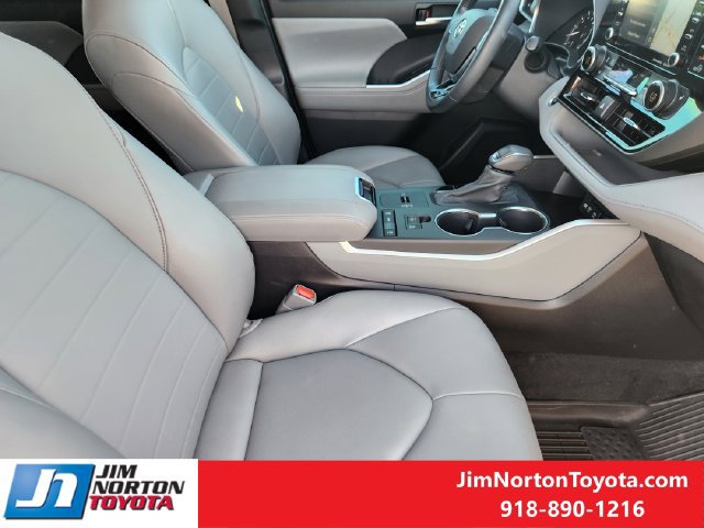 Used 2021 Toyota Highlander XLE FWD image 14